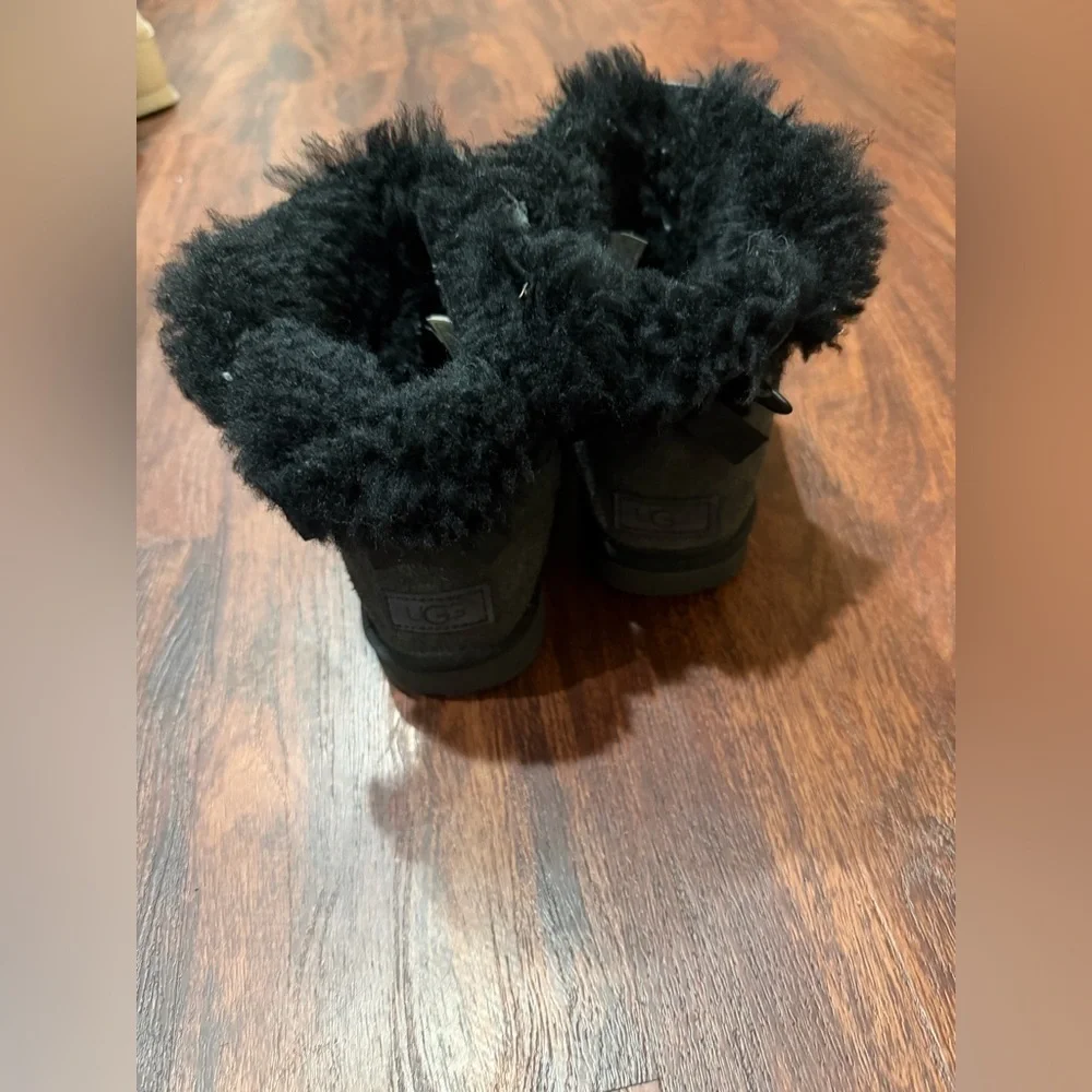 UGG Black Mini Bailey Bow Winter Boots Womens Size 6  Leather Sheepskin